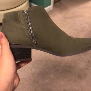 Simply Vera wang bootie